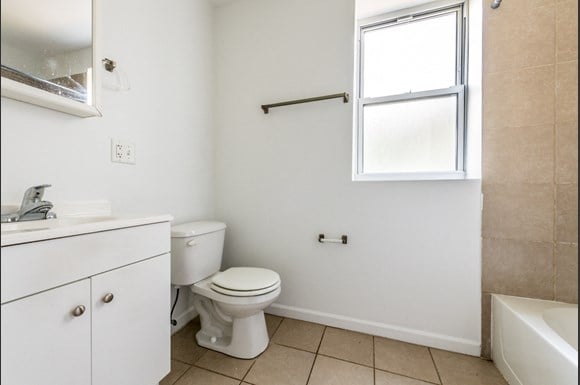 Bronzeville Apartments for rent in Chicago | 4820 S Michigan Ave Bathroom